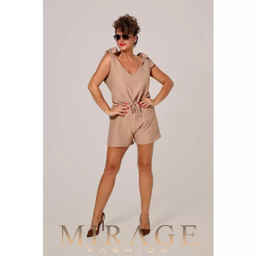 Mirage Boglárka vállán kötős shortos overál, homok