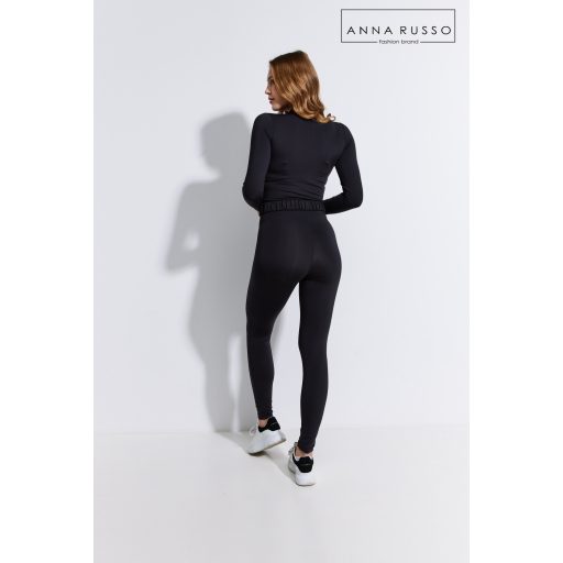 Anna Russo Eleni zippes overál, fekete